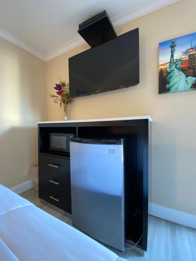Relax Inn North Babylon Экстерьер фото