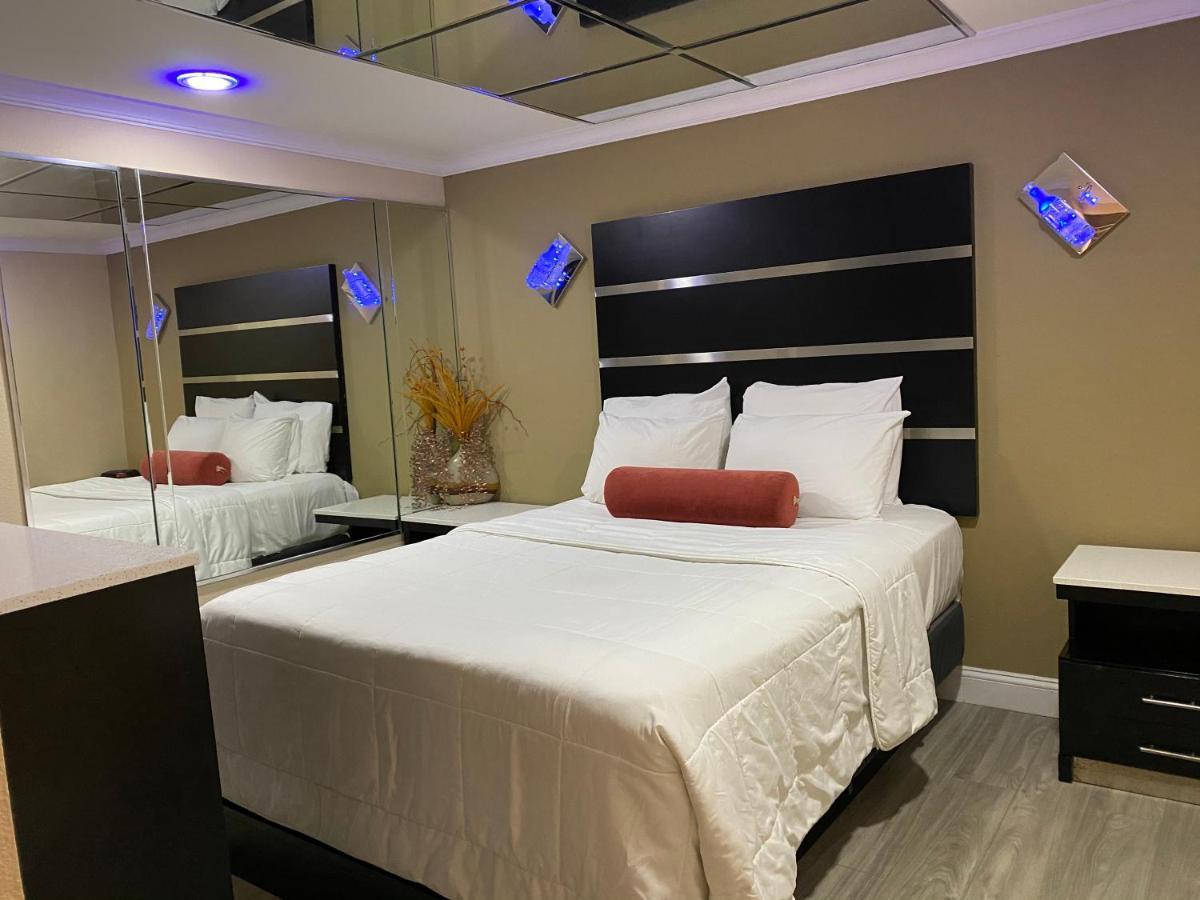 Relax Inn North Babylon Экстерьер фото