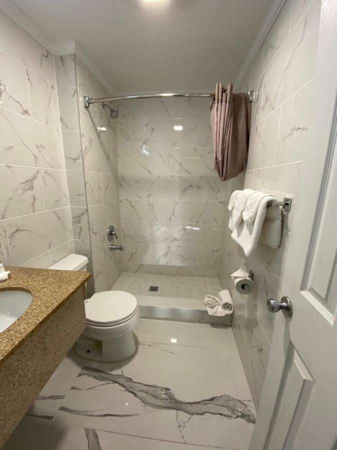 Relax Inn North Babylon Экстерьер фото
